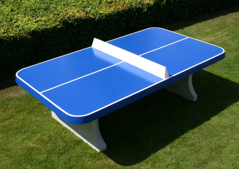 Betonnen pingpongtafel met afgeronde hoeken in de kleur blauw