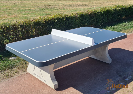 Table ping-pong en béton anthracite, angles arrondis, plein air.