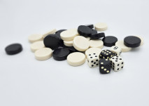 Pions et dés pour le jeu de backgammon