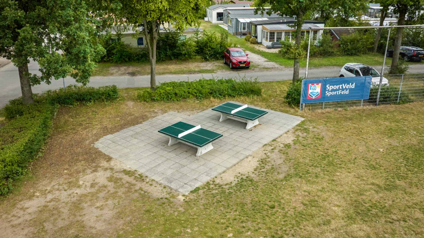 grüner Tischtennistisch aus Beton