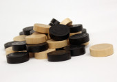 A set of checkers/drafts