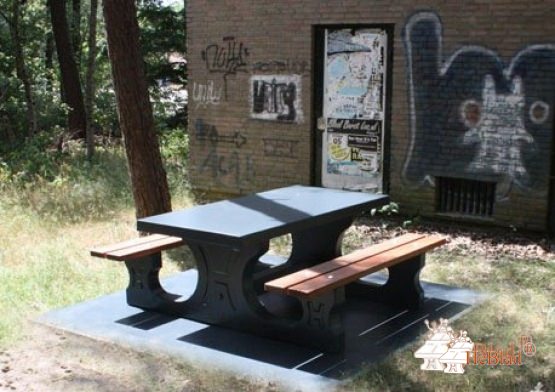 Unterplatte aus Anthrazit-Beton für den Picknickset