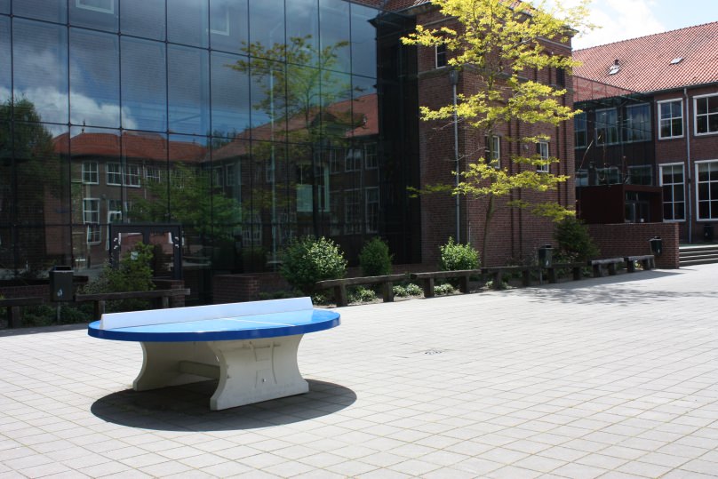 Ronde betonnen pingpongtafel op schoolplein