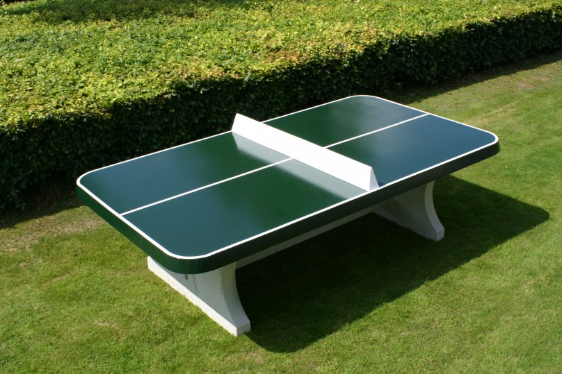 Groene betonnen pingpongtafel met afgeronde hoek